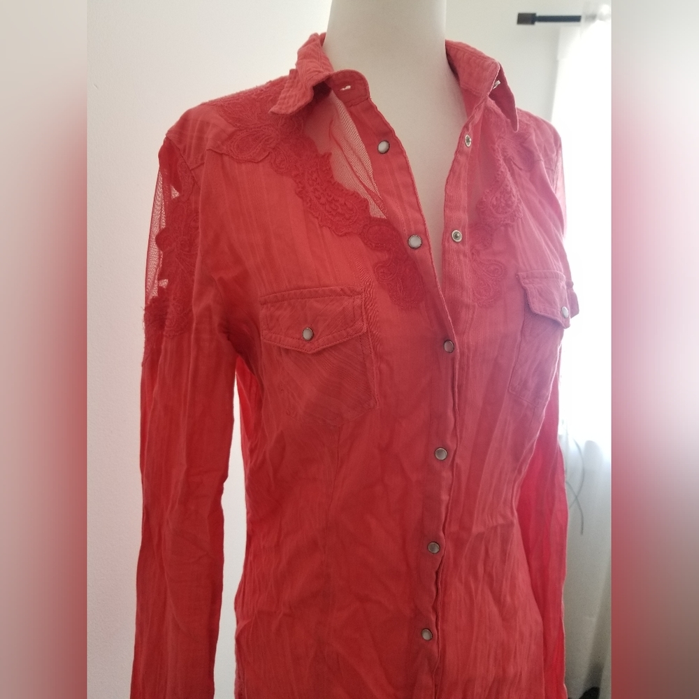 Beautifully Designed and Detailed Guess Blouse (M)